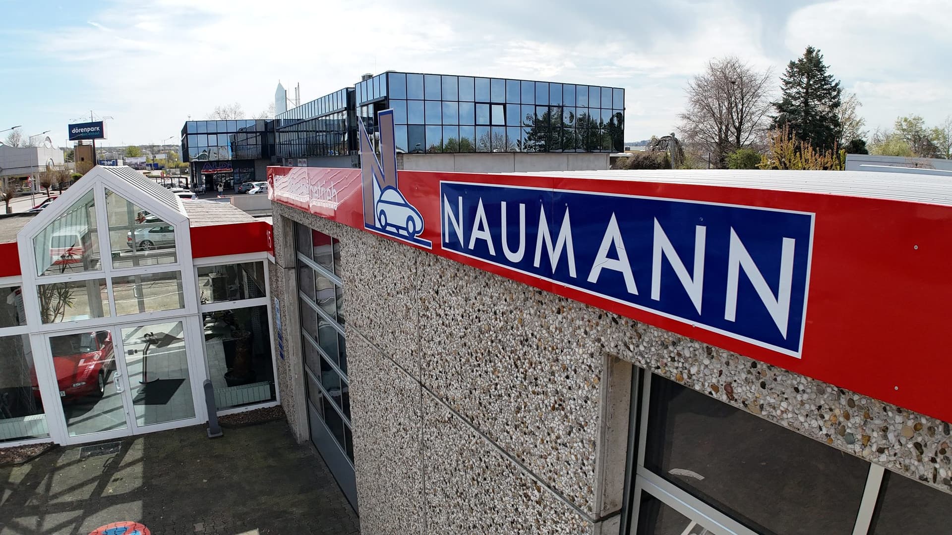 Naumann-Logo mit Paderborner Skyline im Hintergrund